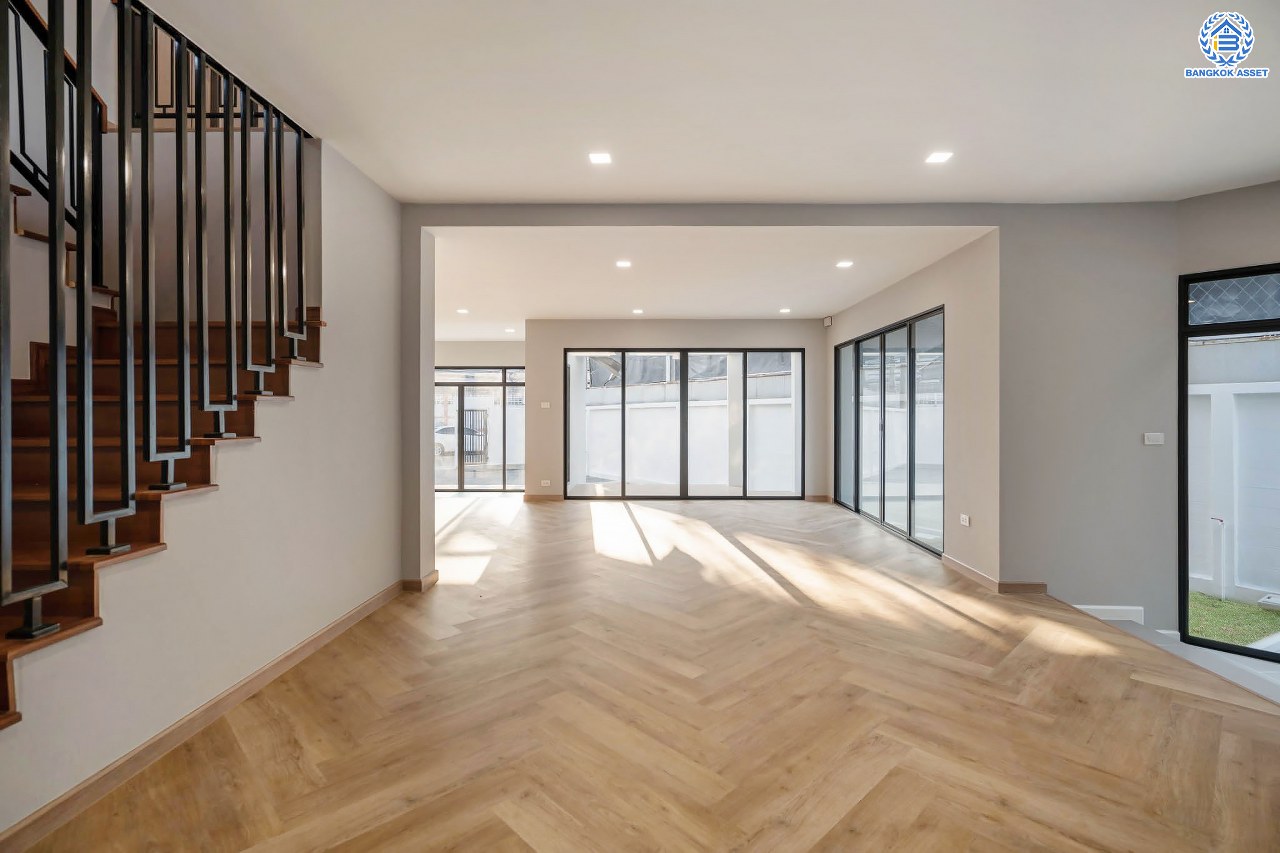 บ้านมือสองตกแต่งใหม่ ดีไซน์สวย โครงการ ลาดพร้าว130 ลาดพร้าว หลังใหญ่ถึง 154 ตร.ว. ฟังก์ชัน 4 ห้องนอน 5 ห้องน้ำ 1 ห้องแม่บ้าน จอดรถได้ 2 คัน พื้นที่ใช้สอยกว่า 589 ตร.ม. รองรับทุกกิจกรรม บนทำเลเชื่อมต่อหลายเส้นทาง อาทิ ถนนรัชดาภิเษก, ถนนเสรีไทย, ถนนรามคำแหง ใกล้จุดขึ้นทางด่วน "ฉลองรัช" ใกล้รถไฟฟ้าสายสีเหลือง "สถานีลาดพร้าว101" และรถไฟฟ้าสายสีส้ม "หัวหมาก"